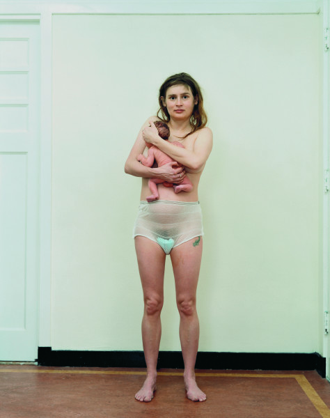 Rineke Dijkstra , Julie, Den Hagg, The Netherlands, February  29, 1994, dalla serie New Mothers [Nuove madri], 1994